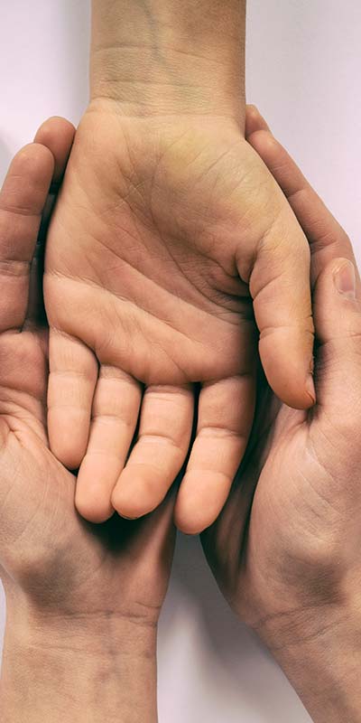 Врач держит пациента за руку